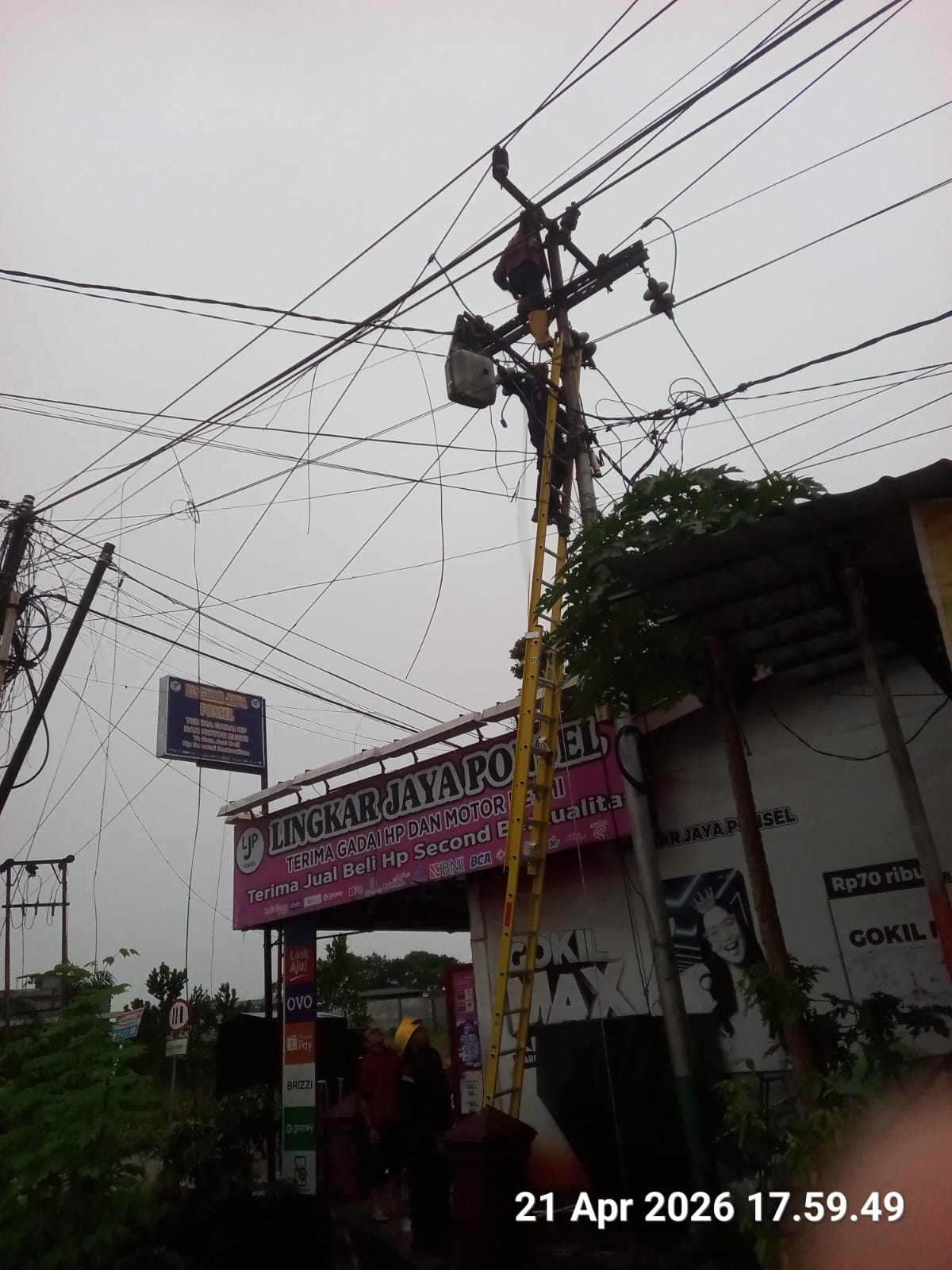Perusahaan Umum Daerah (Perumda) Tuah Sekata Tangani Kabel JTM Putus Akibat Sambaran Petir di Simpang Mess Pemda